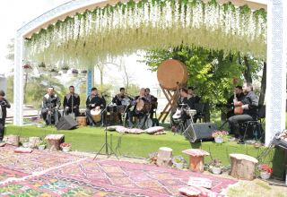 Последний день Международного музыкального фестиваля "Харыбюльбюль" также запомнился интересными выступлениями (ФОТО)