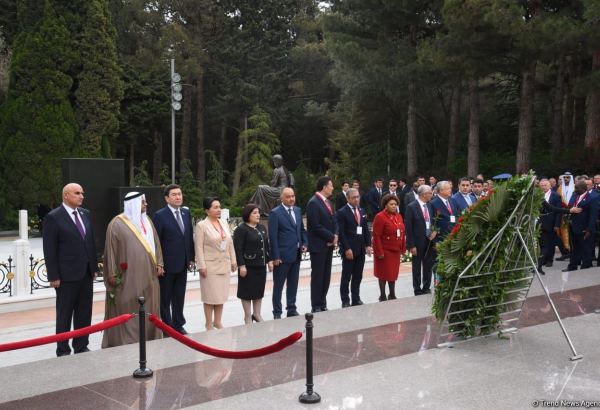 Participants of Azerbaijani Parliament's special session visit Alley of Honor and Martyrs (PHOTO)