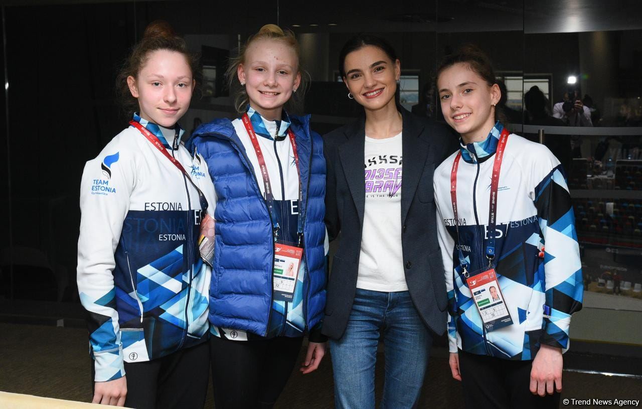 Сияна Василева провела встречу с участницами ЧЕ по художественной гимнастике в Баку (ФОТО)