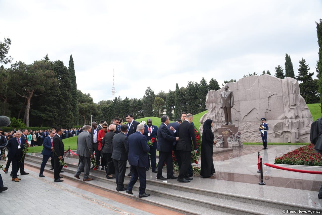 Участники специального заседания парламента Азербайджана посетили Аллею почетного захоронения и Аллею шехидов (ФОТО)