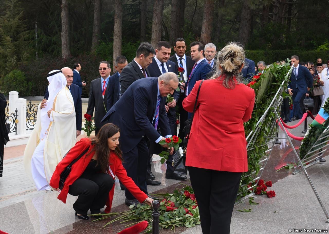 Participants of Azerbaijani Parliament's special session visit Alley of Honor and Martyrs (PHOTO)