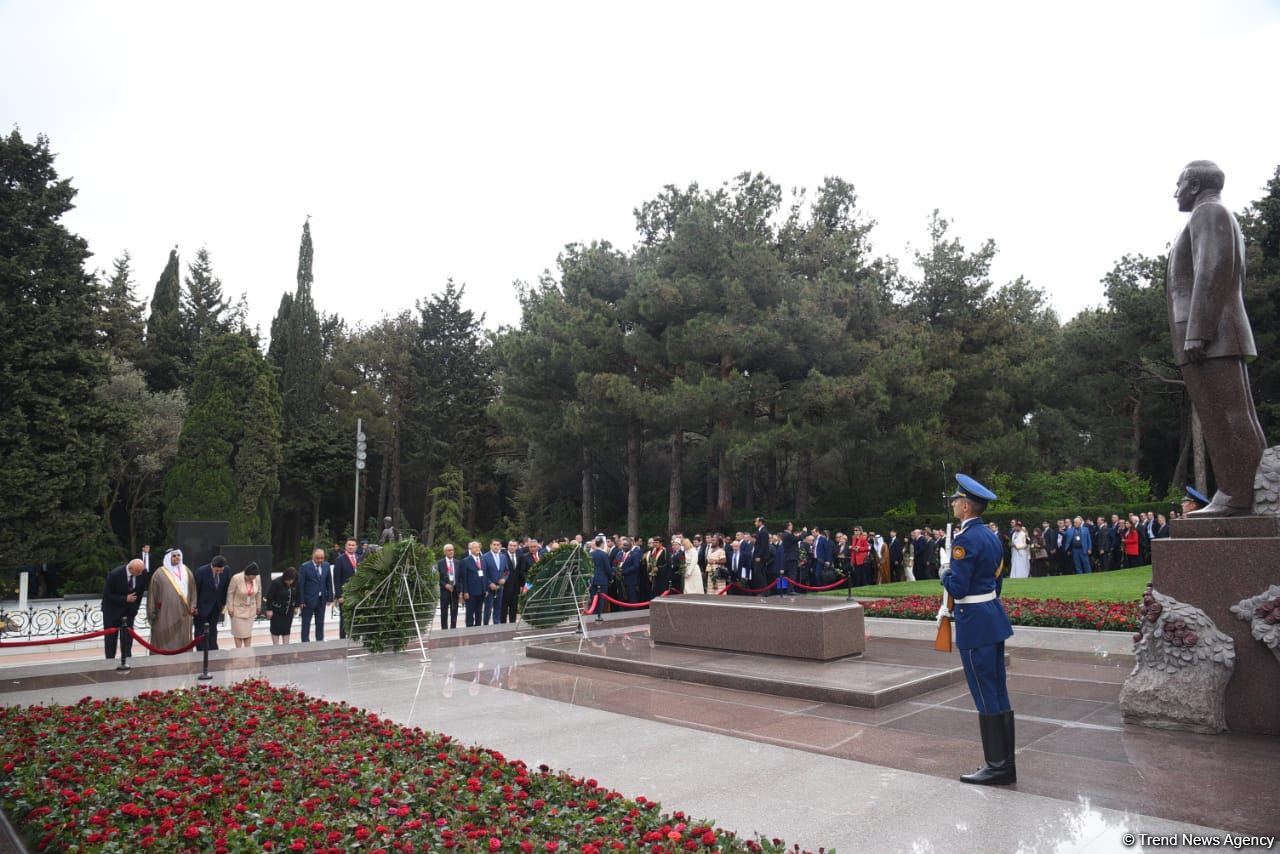 Participants of Azerbaijani Parliament's special session visit Alley of Honor and Martyrs (PHOTO)