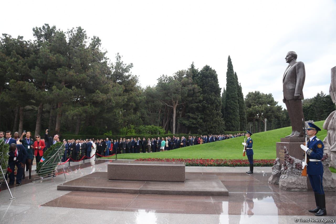 Участники специального заседания парламента Азербайджана посетили Аллею почетного захоронения и Аллею шехидов (ФОТО)