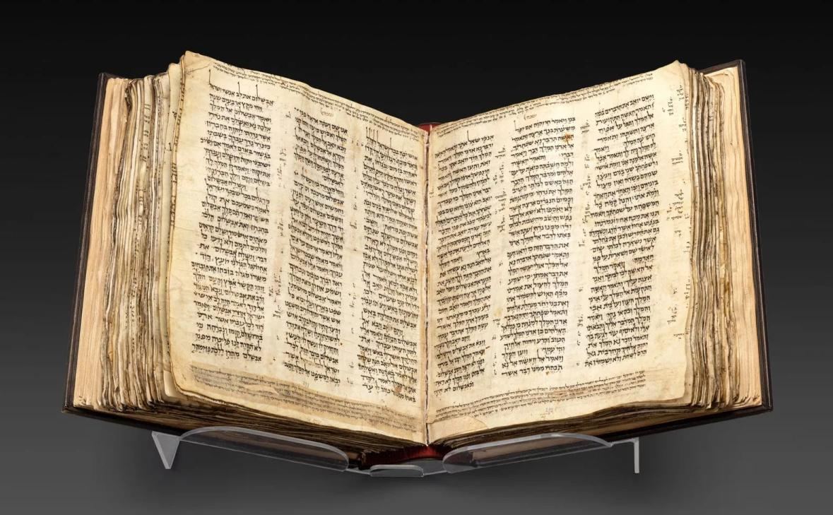Тысячелетнюю библию продали за $38,1 млн на аукционе в Нью-Йорке