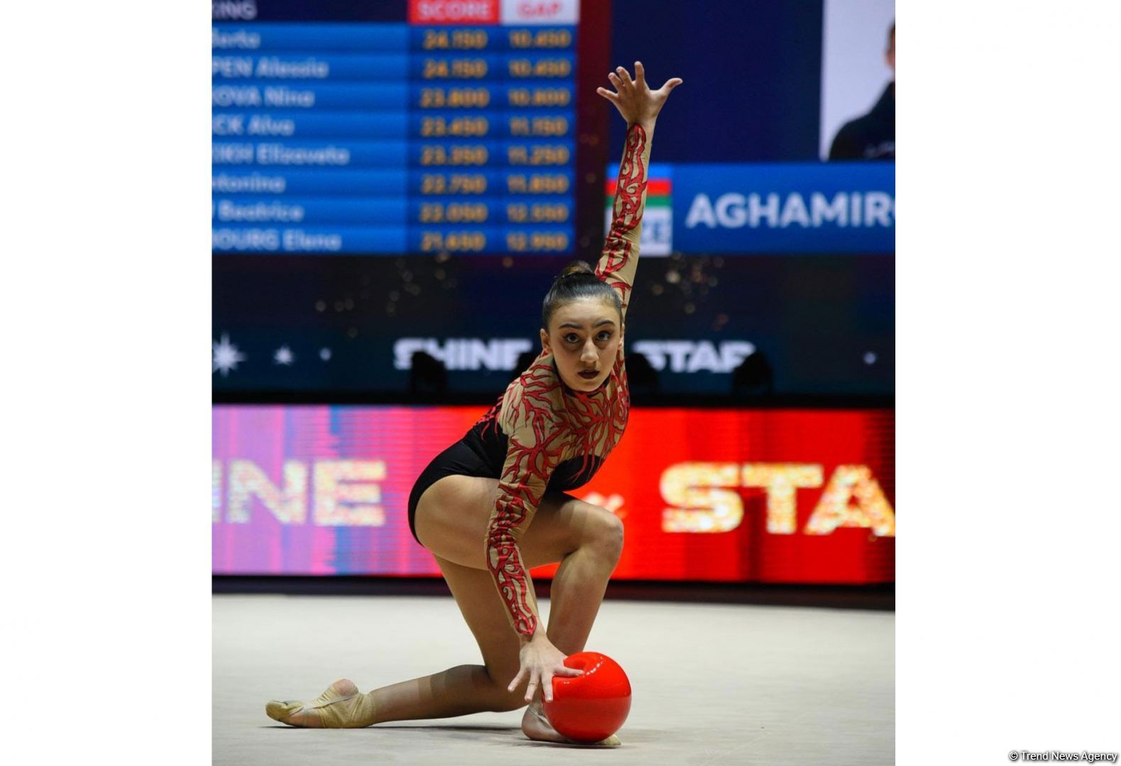 Захватывающие программы гимнасток и восторг публики - лучшие моменты второго дня чемпионата Европы в Баку (ФОТО)
