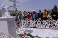 Памяти Ираны Тагизаде – над изголовьем Ангел, рядом театральный столик, прощальные слова на белой мраморной плите, цветы…  (ФОТО)