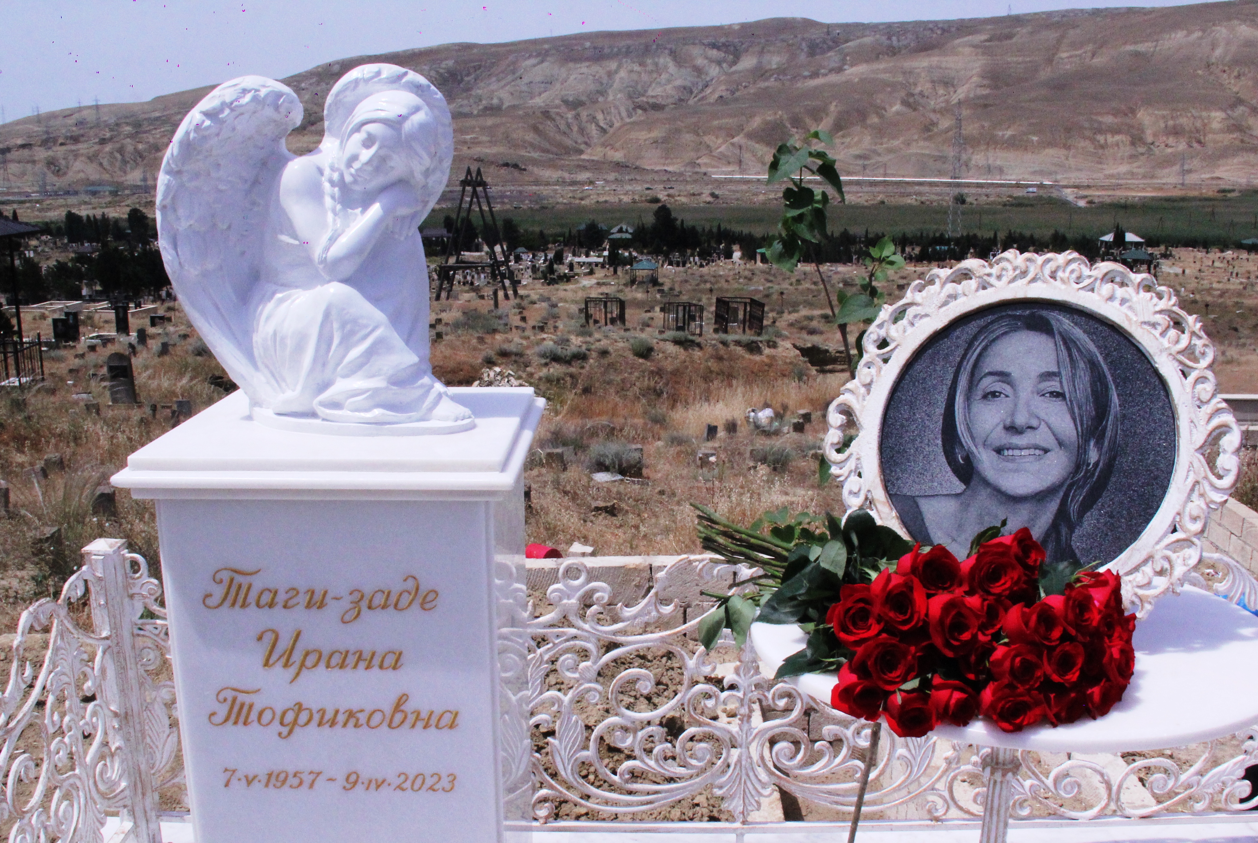 Памяти Ираны Тагизаде – над изголовьем Ангел, рядом театральный столик, прощальные слова на белой мраморной плите, цветы… (ФОТО)