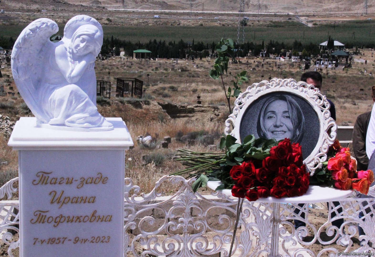 Памяти Ираны Тагизаде – над изголовьем Ангел, рядом театральный столик, прощальные слова на белой мраморной плите, цветы…  (ФОТО)