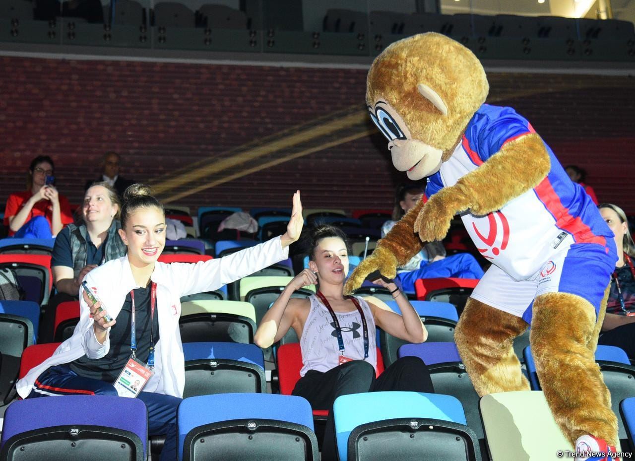 Mascot Luigi entertains audience and gymnasts at 39th European Championship in Rhythmic Gymnastics (PHOTO)