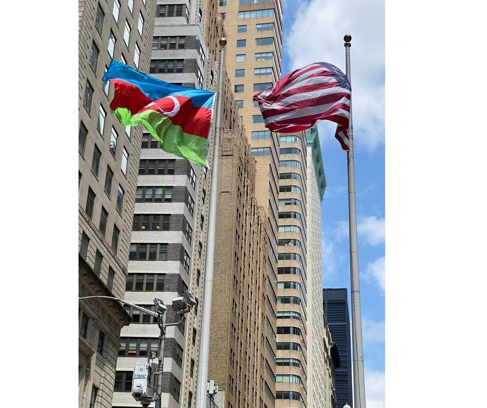 В Нью-Йорке поднят флаг Азербайджана (ФОТО)