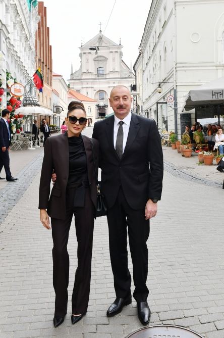 President Ilham Aliyev, First Lady Mehriban Aliyeva walk around Old Town of Vilnius (PHOTO/VIDEO)