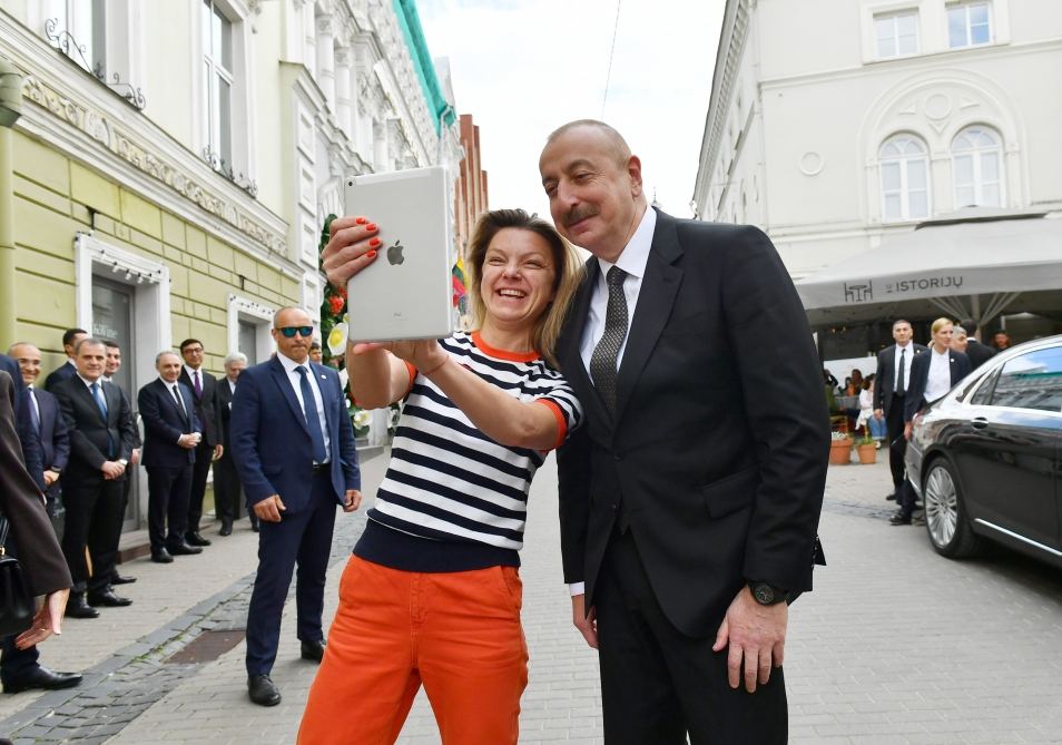 Президент Ильхам Алиев и Первая леди Мехрибан Алиева совершили прогулку по Старому городу в Вильнюсе (ФОТО/ВИДЕО)