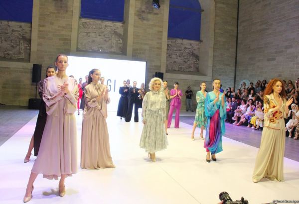 На открытии Azerbaijan Fashion Week представлена коллекция Гюльнары Халиловой "Cizgi" (ФОТО)