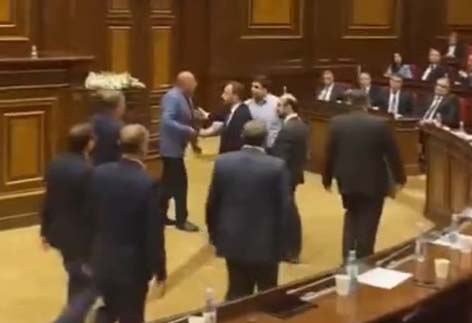 Ermənistan parlamentində yenə dava düşüb (VİDEO)