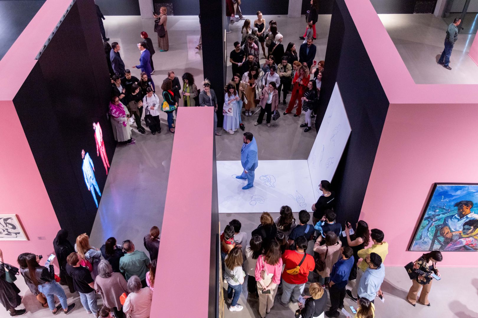 YARAT представляет экспозицию "Розовый – Чёрный" о сильной азербайджанской женщине (ФОТО)