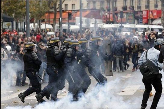 В Париже полиция применила газ против мешающих собранию акционеров Total Energies экологов