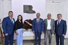 ADNSU-da Qazaxıstanın neft sənayesinin banisi Safi Utebayevin barelyefi açılıb