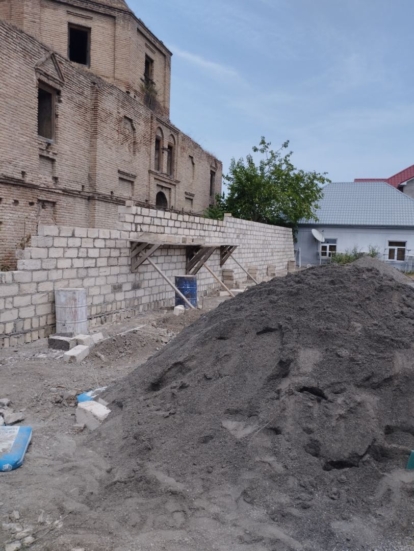 Tarixi abidənin mühafizə zonasında aparılan qanunsuz tikinti işlərinin qarşısı alınıb (FOTO)