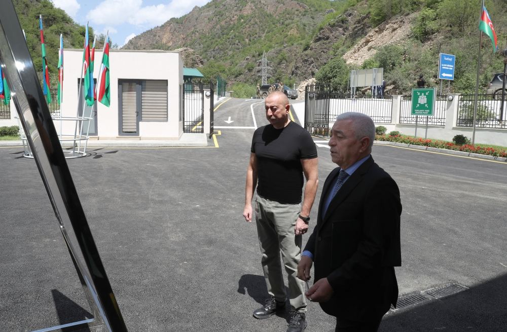 Президент Ильхам Алиев совершил поездку в Кяльбаджарский район (ФОТО)