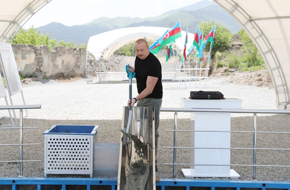 Президент Ильхам Алиев совершил поездку в Кяльбаджарский район (ФОТО)