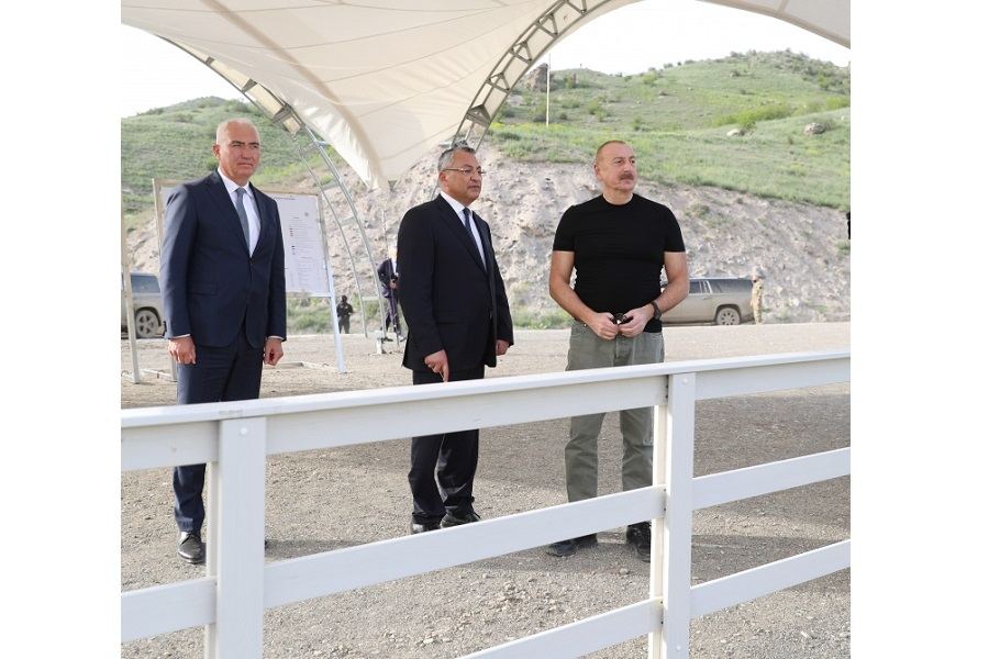 Президент Ильхам Алиев ознакомился с ходом строительных работ в селе Забух Лачинского района (ФОТО)