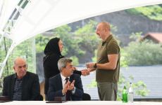 Президент Ильхам Алиев встретился с населением, вернувшимся в город Лачин, вручил им ключи от домов (ФОТО/ВИДЕО)