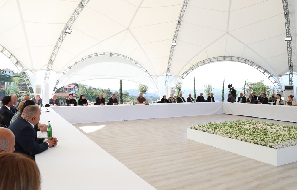 President Ilham Aliyev meets people who returned in Lachin, presents them house keys (PHOTO/VIDEO)
