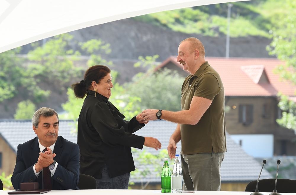 President Ilham Aliyev meets people who returned in Lachin, presents them house keys (PHOTO/VIDEO)
