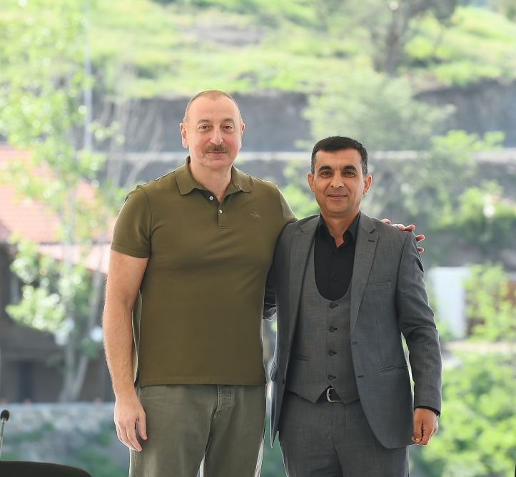 Президент Ильхам Алиев встретился с населением, вернувшимся в город Лачин, вручил им ключи от домов (ФОТО/ВИДЕО)