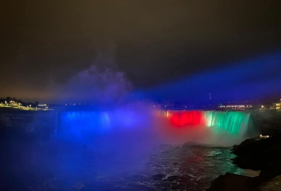 Ниагарский водопад освещен цветами азербайджанского флага