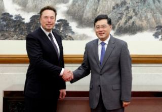 Глава МИД Китая встретился с Илоном Маском в Пекине