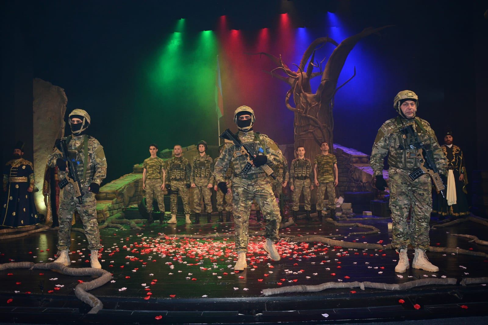 В Баку состоялась премьера спектакля "Balaca kişilər" по реальным событиям Карабахской войны (ФОТО)