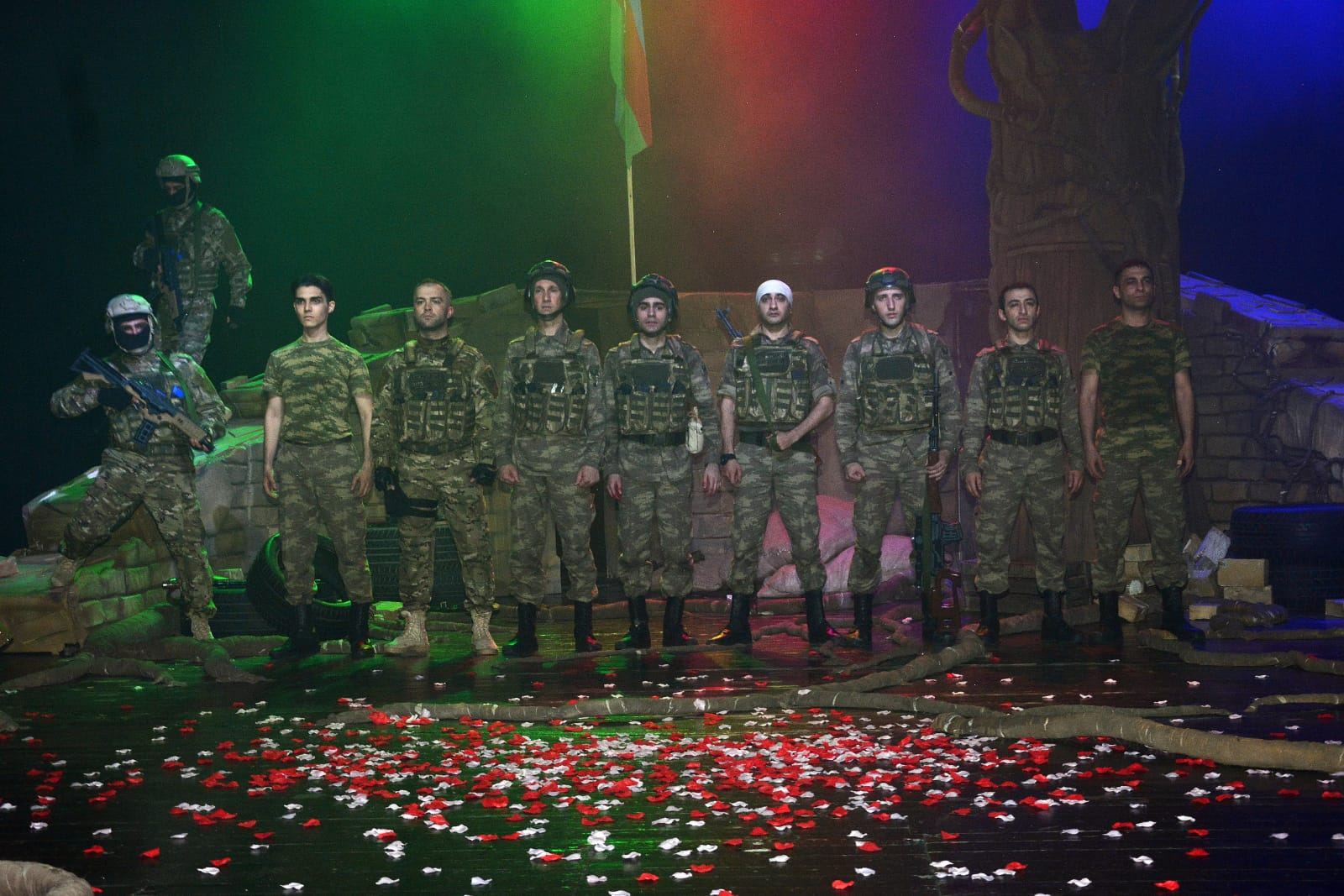 В Баку состоялась премьера спектакля "Balaca kişilər" по реальным событиям Карабахской войны (ФОТО)