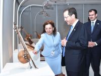 Президент Государства Израиль и его супруга ознакомились с Центром Гейдара Алиева (ФОТО)