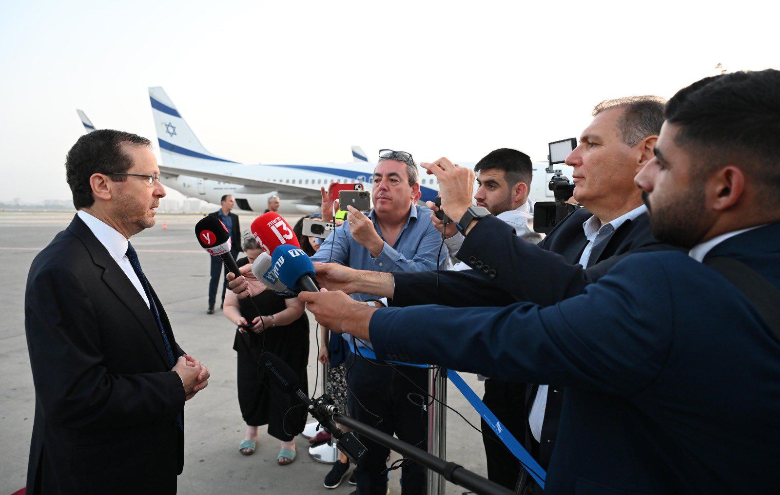 Президент Израиля отбыл с визитом в Азербайджан
