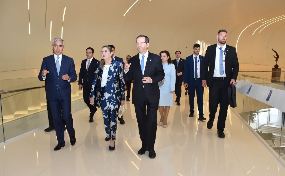 Президент Государства Израиль и его супруга ознакомились с Центром Гейдара Алиева (ФОТО)