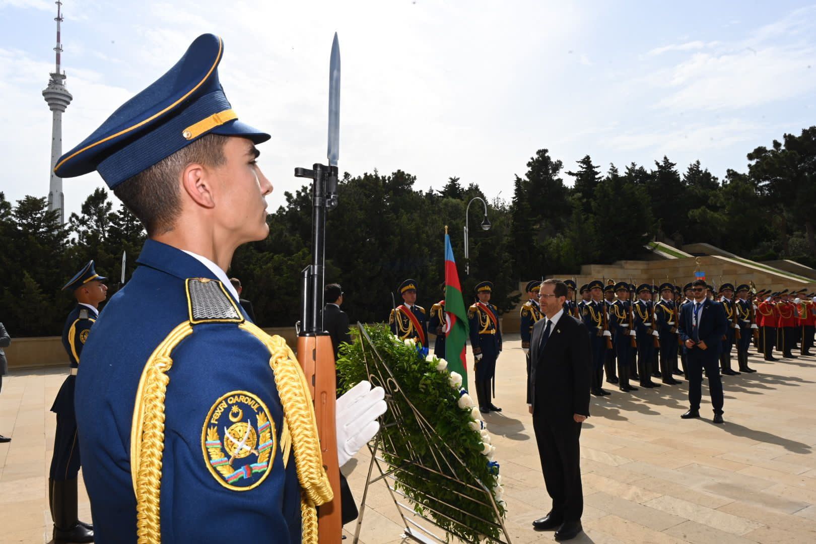 President of Israel visits Alley of Honor and Alley of Martyrs in Baku (PHOTO)