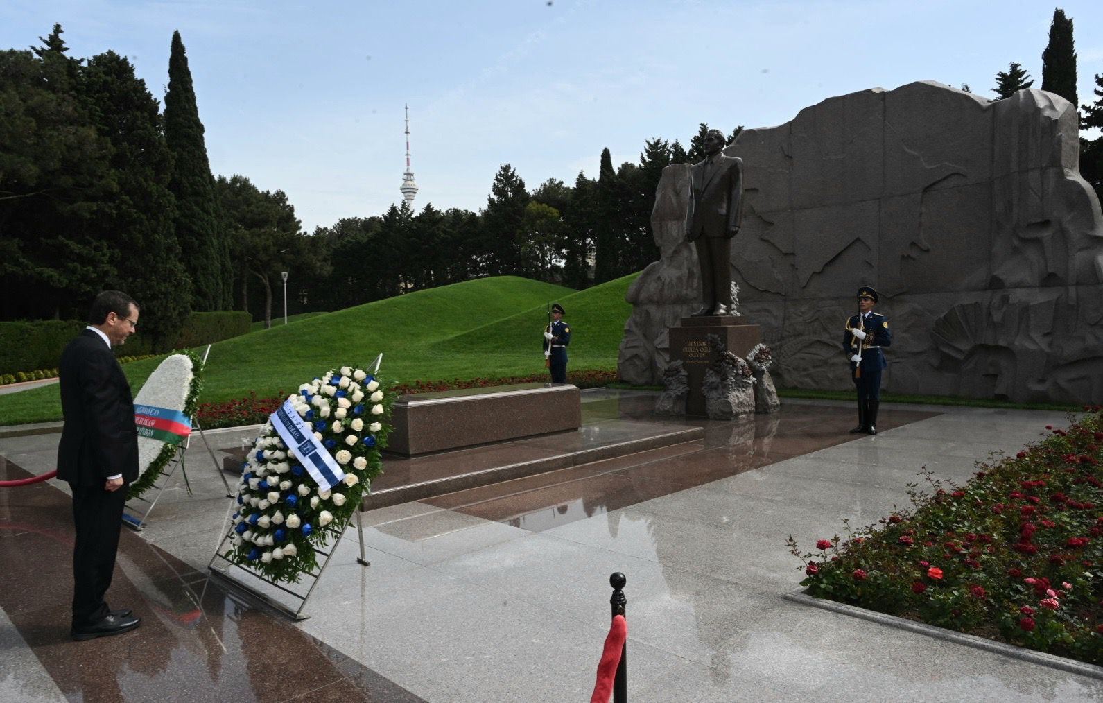Ицхак Герцог посетил Аллею почетного захоронения и Аллею шехидов в Баку (ФОТО)
