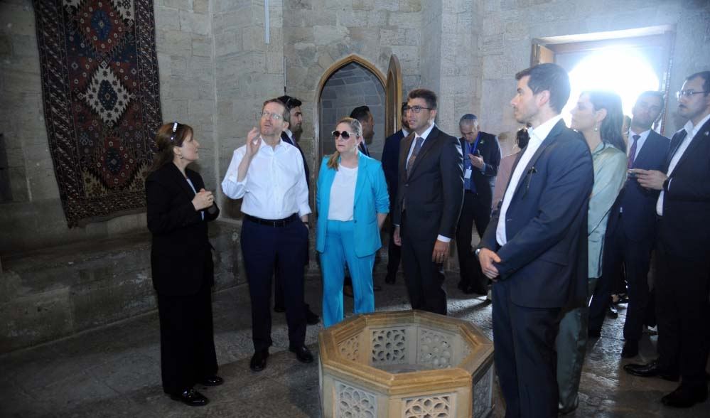 President of Israel, First Lady get acquainted with Icherisheher in Baku (PHOTO)