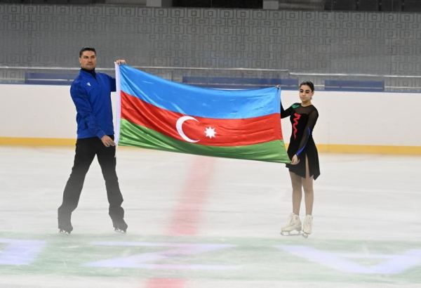 В Баку открылся ледовый каток (ФОТО)