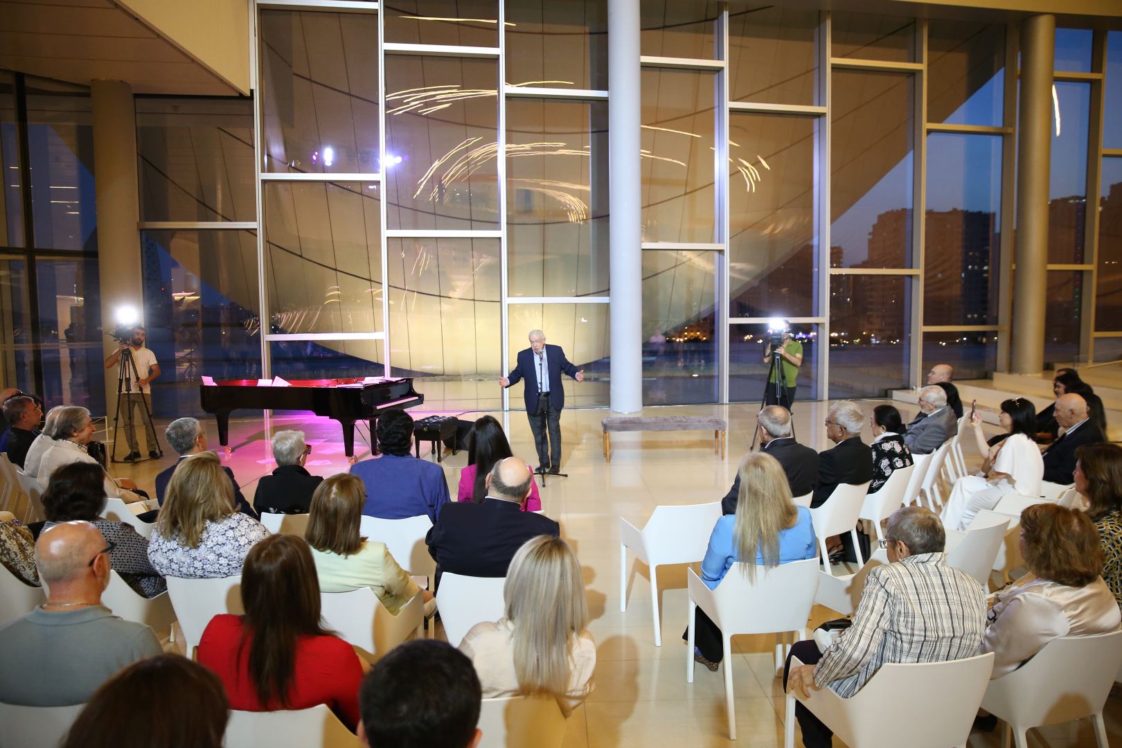 В Центре Гейдара Алиева состоялась торжественная презентация книги и премьера спектакля в честь видного писателя и драматурга Максуда Ибрагимбекова (ФОТО)