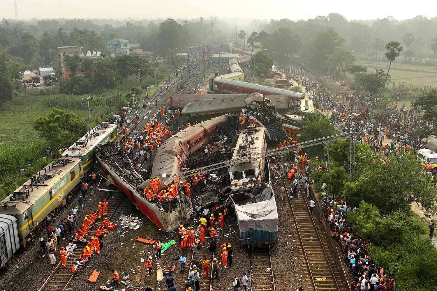 Число жертв столкновения поездов в Индии приблизилось к 300