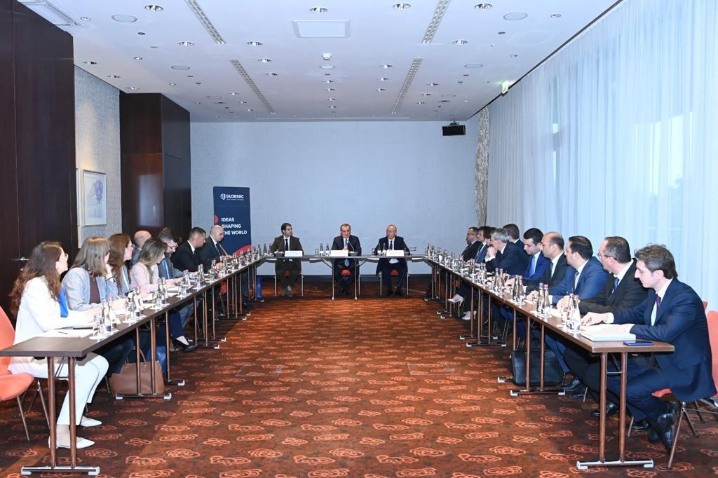 Jeyhun Bayramov takes part in a roundtable during his visit to Slovakia (PHOTO)