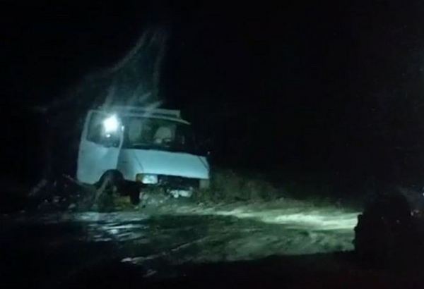 Qaxda sel yük avtomobilini batırdı: sürücü son anda xilas edildi (VİDEO)