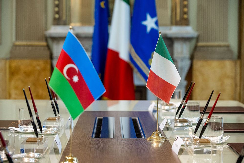 Azerbaijan, Italy discuss military co-op (PHOTO)
