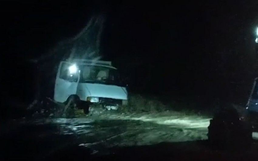 Qaxda sel yük avtomobilini batırdı: sürücü son anda xilas edildi (VİDEO)