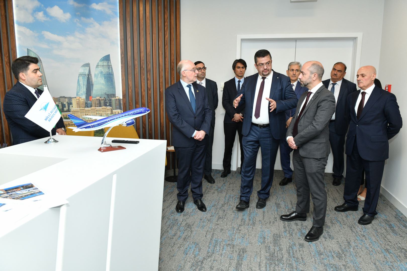 ICAO Şurasının prezidenti Milli Aviasiya Akademiyasında mühazirə ilə çıxış edib (FOTO)