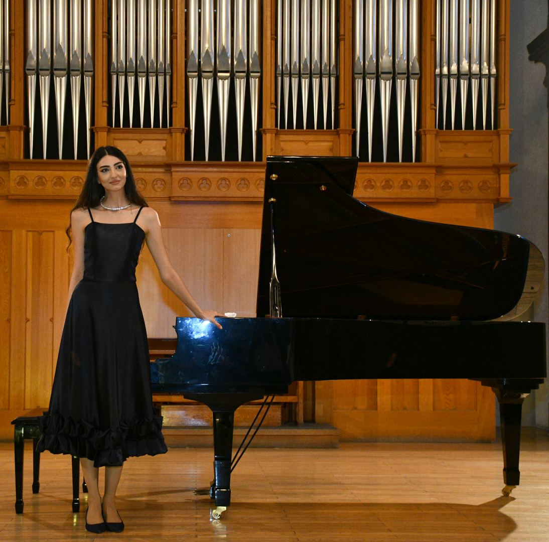 “Gənclərə dəstək” layihəsi çərçivəsində Nəzrin Abbaslının solo konserti keçirilib (FOTO)