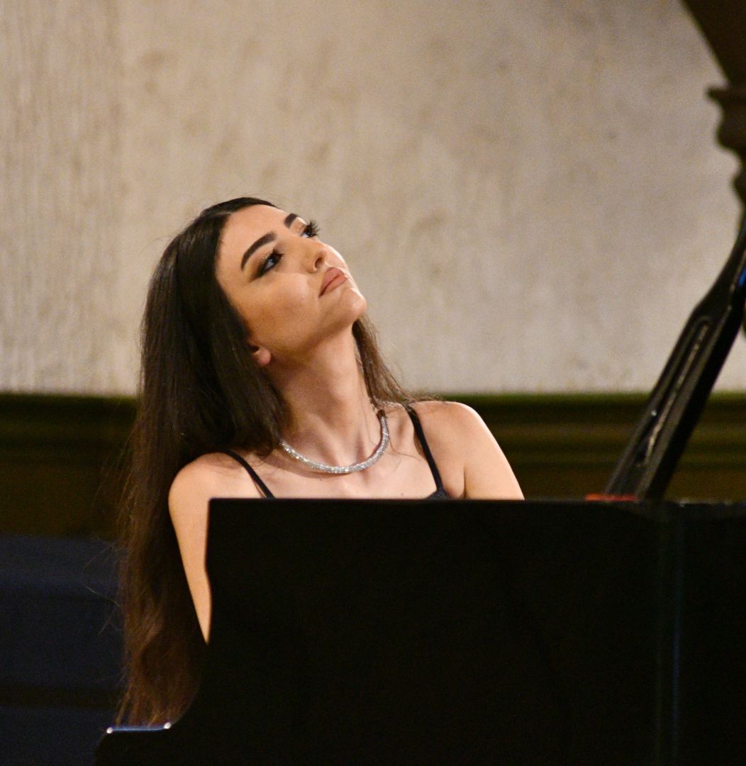 “Gənclərə dəstək” layihəsi çərçivəsində Nəzrin Abbaslının solo konserti keçirilib (FOTO)