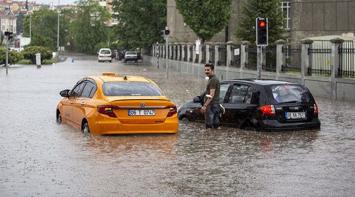 В результате сильных ливней затопило некоторые части Анкары (ВИДЕО)